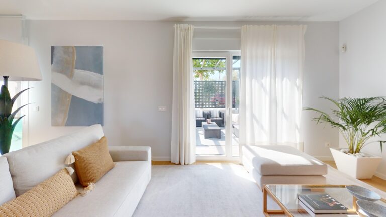 Suministro e instalación de parquet laminado PERGO en 18 viviendas Palomares del Río en Sevilla