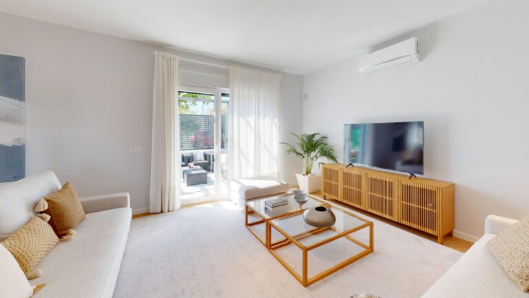 Suministro e instalación de parquet laminado PERGO en 18 viviendas Palomares del Río en Sevilla