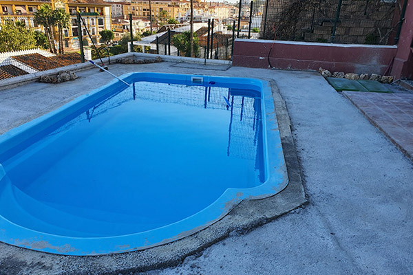 Piscina con tarima exterior sintética y césped artificial