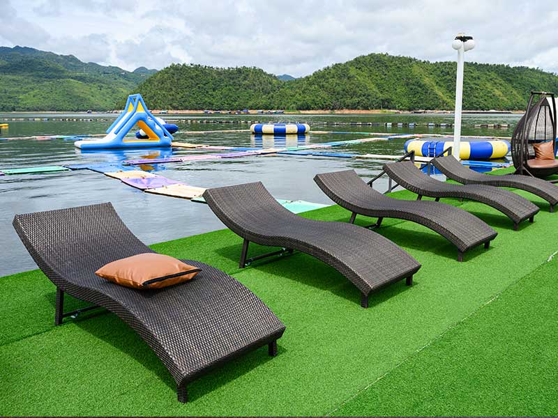 Pool with artificial turf installed by Payresa