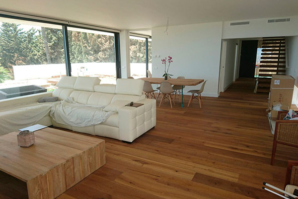 Salón con suelo de madera instalado por Payresa