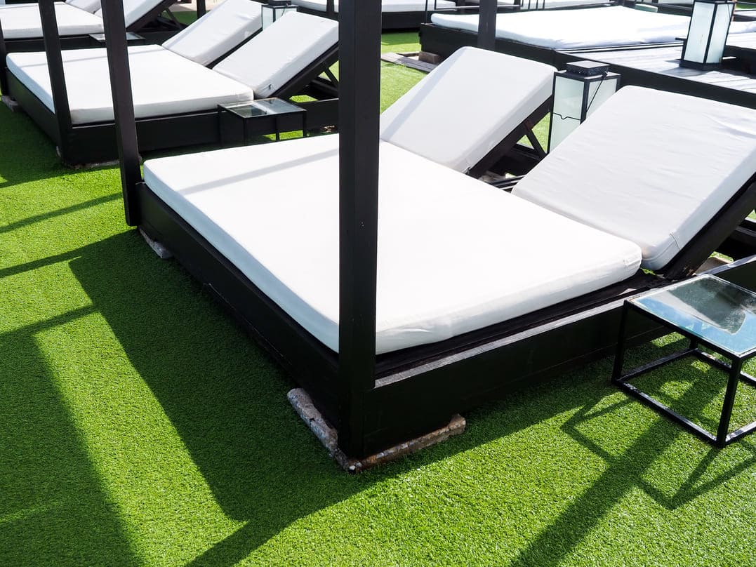 Terrace with artificial turf installed by Payresa