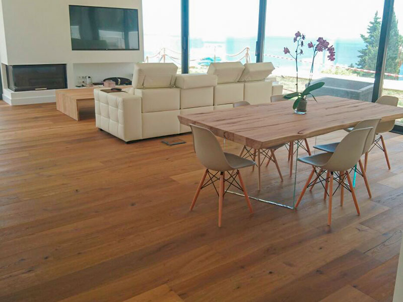 Salón con parquet flotante instalado por Payresa