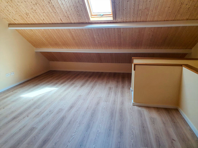 Habitación abuhardillada con parquet laminado instalado por Payresa