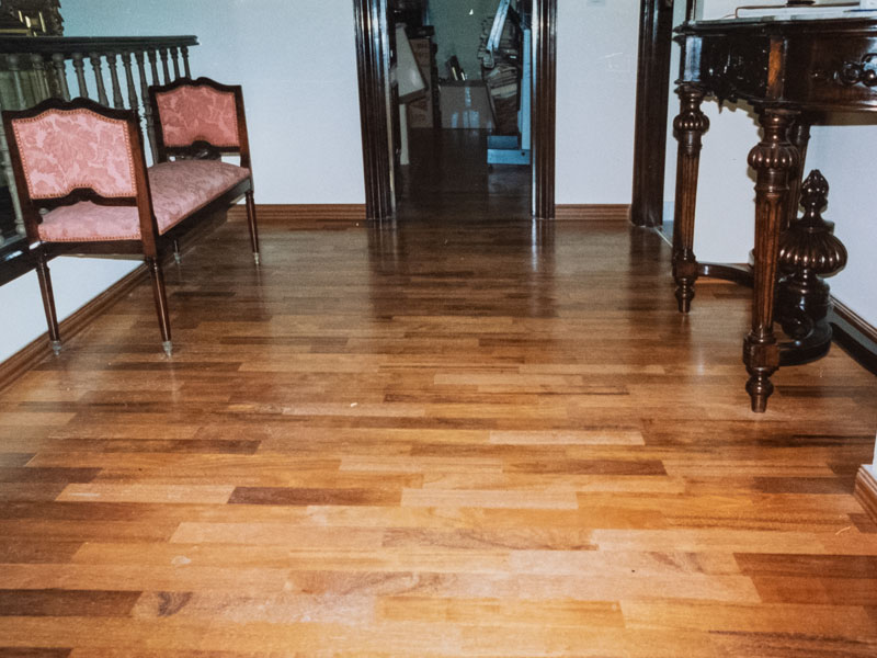Estancia con parquet de madera maciza instalado por Payresa