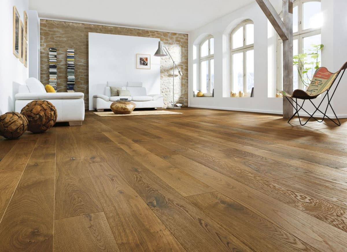 Salón con parquet de madera instalado por Payresa