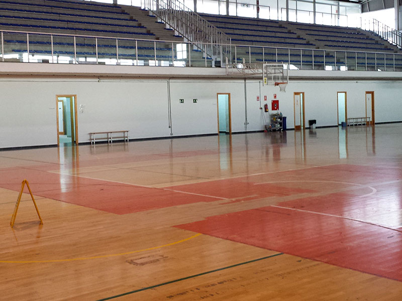 Instalación de suelo sintético en gran superficie por Payresa