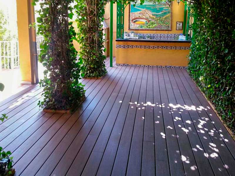 Terraza con suelo sintético de exterior instalado por Payresa