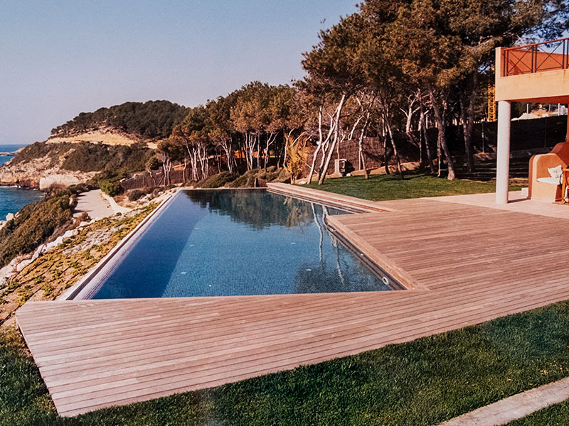 Pool with outdoor wooden floor installed by Payresa