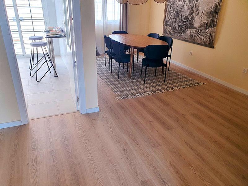 Comedor con suelo de madera instalado por Payresa