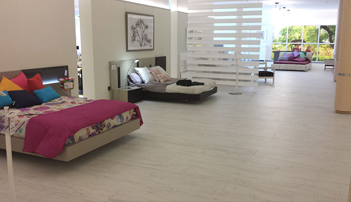 Room with synthetic floorboards installed by Payresa